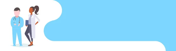Пара врачей команда стоя вместе смешать расовые работники больницы мужчина женщина специалисты в униформе мужские персонажи мультфильма полная горизонтальная плоская баннер — стоковый вектор