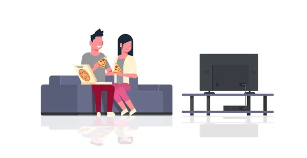 Feliz pareja comiendo pizza hombre mujer viendo tv sentado en sofá vacaciones relajarse concepto masculino mujer dibujos animados personajes longitud completa plana horizontal aislado — Vector de stock