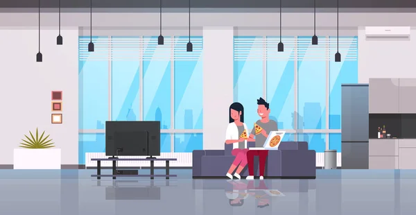Couple heureux manger pizza homme femme regarder la télévision sur le canapé appartement moderne maison intérieur mâle femelle personnages de dessin animé plat horizontal — Image vectorielle