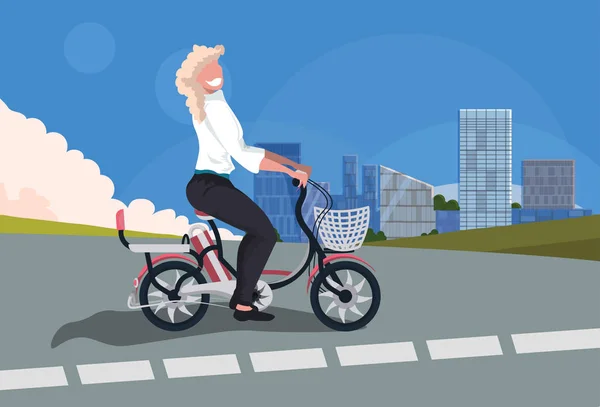 Blond žena cyklistické kolo dívka na koni vintage styl kolo na silnici panoráma pozadí vodorovnou plochou — Stockový vektor