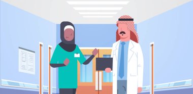 Arap doktor ve Afrika Arapça hemşire tıbbi ekip hastane koridorunda sağlık kavramı modern klinik iç portre tartışırken yatay düz