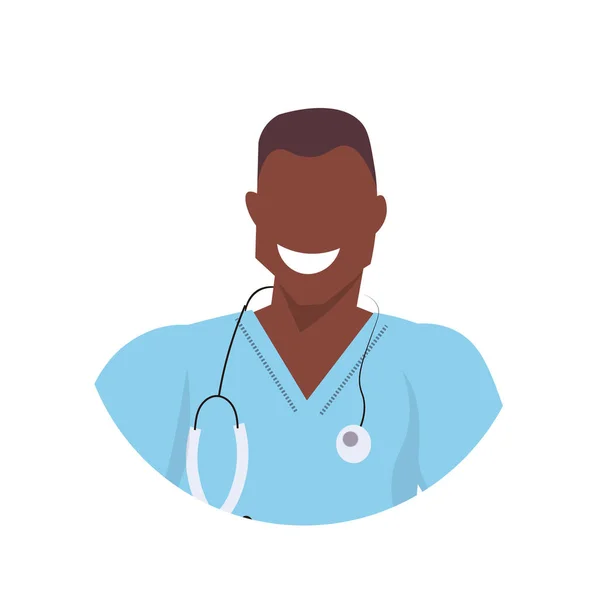 Afrikaanse mannelijke arts met de stethoscoop gezicht avatar man medische kliniek werknemer in uniforme professionele bezetting concept cartoon karakter portret witte achtergrond plat — Stockvector