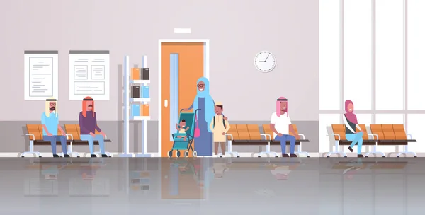 Pacientes árabes en espera de cola para consulta de gabinete médico y diagnóstico concepto de salud clínica médica corredor interior horizontal plana — Archivo Imágenes Vectoriales