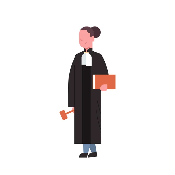Κρίνεις γυναίκα δικαστήριο εργαζόμενος σε δικαστική ρόμπα, κρατώντας το βιβλίο και hummer χαμηλή δικαιοσύνης επάγγελμα έννοια γυναίκα cartoon χαρακτήρα ολόσωμο λευκό φόντο επίπεδη — Διανυσματικό Αρχείο
