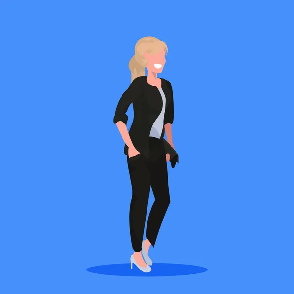 Atractiva mujer de negocios sosteniendo bolso de pie pose sonriente mujer de negocios trabajador de oficina personaje de dibujos animados femenino longitud completa fondo azul plano — Vector de stock