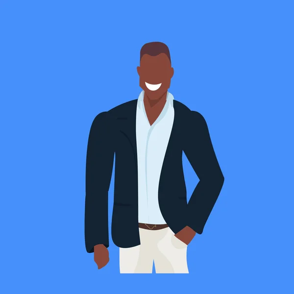 Afro-américain homme d'affaires souriant jeune homme d'affaires employé de bureau homme dessin animé portrait fond bleu plat — Image vectorielle
