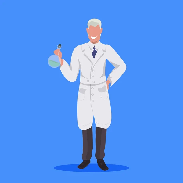 Mannelijke wetenschapper reageerbuis man laborant in witte uniform medische werknemer professionele bezetting concept blauwe achtergrond platte full lengte houden — Stockvector