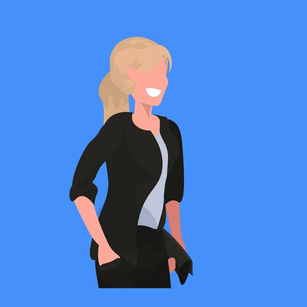 Attraente donna d'affari in possesso di borsa in piedi posa sorridente donna d'affari ufficio operaio femminile cartone animato personaggio ritratto piatto sfondo blu — Vettoriale Stock
