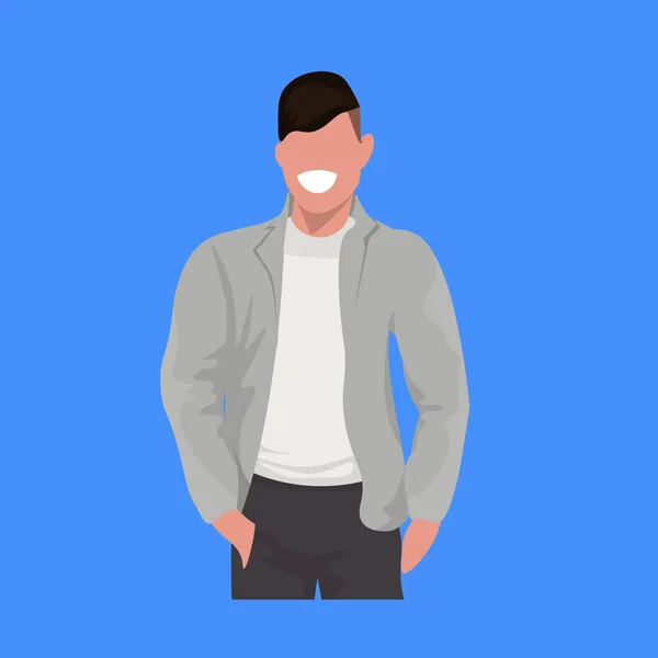 Glücklicher Mann in lässiger Kleidung stehend Pose Kerl mit Händen in Taschen männliche Comic-Figur Porträt flachen blauen Hintergrund — Stockvektor