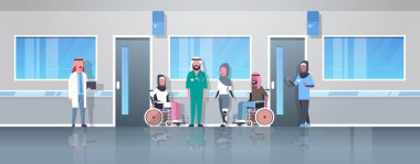 Arap doktorlar Bakımı yaralı insanlar Arap hastaların protez bacak engeli kavramı hastane koridorunda klinik iç tam uzunlukta tekerlekli sandalye kadınla oturan devre dışı