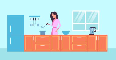 kaşık kadın yemek gıda kavramı modern mutfak iç yatay dikey düz tutarak ev kadını