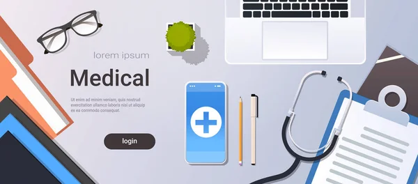 Tabela de trabalhador hospitalar on-line aplicativo móvel ângulo superior vista médico local de trabalho com laptop estetoscópio smartphone e área de transferência material de escritório espaço de cópia horizontal — Vetor de Stock