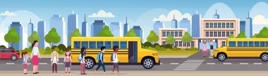 grup mix yarış çocuk sarı otobüsün önüne okul binası geri okul öğrenci taşıma kavramı cityscape arka plan düz yatay banner için dış yürüyüş