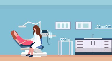 kadın dişçi doktor kadın diş hekimliği sandalye profesyonel diş ofis modern klinik iç kadın karakterleri tam uzunlukta düz yatay hasta yatıyor incelenmesi