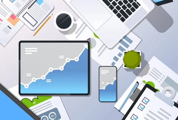 Elemzés pénzügyi grafikon pénzügyi üzleti diagram növekedés koncepció felső szöge nézet asztali laptop smartphone tabletta képernyő papír jelentés irodai cuccot vízszintes — Stock Vector