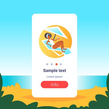 Afro-Amerikan kız plajda şezlong yaz tatile kokteyl içme güneşlenme beyaz mayo relax kavramı tam uzunlukta düz dikey kopya alanı