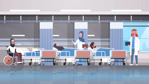 Arabische artsen team bezoeken uitgeschakeld Arabische patiënten zitten rolstoel liggen bed intensieve therapie ward gezondheidszorg concept ziekenhuis kliniek kamer interieur horizontale — Stockvector