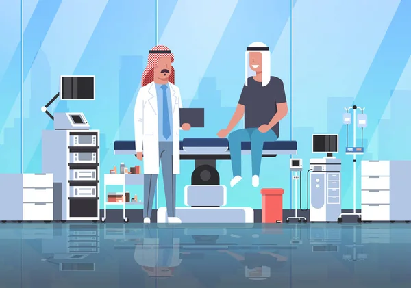 Árabe doctor visitando árabe hombre paciente en hijab sentado en operación mesa cuidado de la salud concepto hospital habitación interior moderno equipo médico clínica horizontal longitud completa — Vector de stock