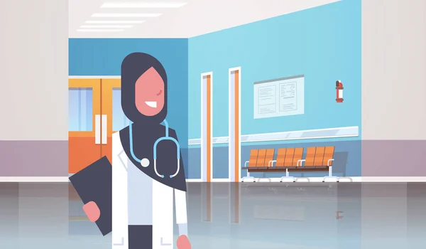 Arabische vrouwelijke arts in hijab met stethoscoop en Klembord staande ziekenhuis kliniek corridor raadpleging en diagnose gezondheidszorg concept horizontale portret plat — Stockvector