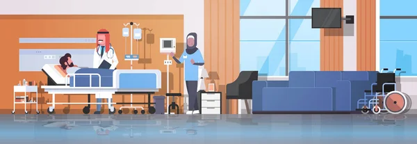 Arabiska läkare och sjuksköterska i hijab besöker patienten man liggande säng med dropper intensiv terapi ward hälso-konceptet sjukhus rum interiör medicinsk klinik horisontell banderoll full längd — Stock vektor