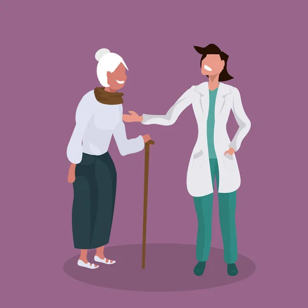 Kadın doktor yaşlı kadın baston sağlık kavramı düz tam uzunlukta ile destekleyen önemli hasta doktor reçete açıklayan — Stok Vektör