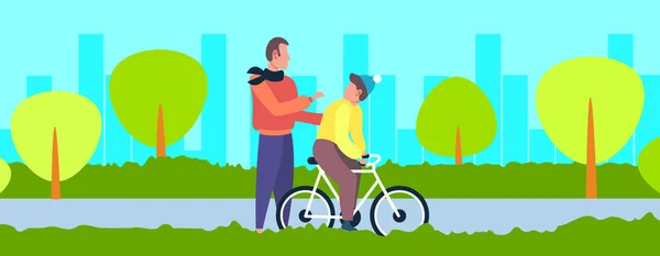 아버지와 아들 자전거 자전거 야외 남자 교육 소년을 타고 학습 자전거 가족 시 도시 공원 풍경 배경 평면 수평 함께 재미 — 스톡 벡터