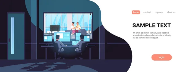 Двое мужчин смотрят на мониторы за стеклом пара ест пиццу мужчина женщина смотрит телевизор расслабляясь на диване темные внутренние системы безопасности офиса плоская горизонтальная векторная иллюстрация — стоковый вектор