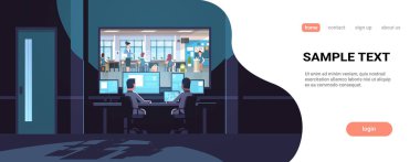 iki adam okul sınıf karanlık ofis iç gözetim güvenlik sistemi yatay kopya mekanları okuyan öğrenciler ile monitör pencere öğretmen arkasında bakarak
