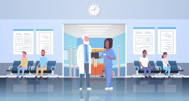 Doktor ve hemşire hastanede hall koridor mix yarış hasta Danışma ve tanı sağlık kavramı modern klinik iç tam uzunlukta üzerinde bekleyen tartışırken yatay düz