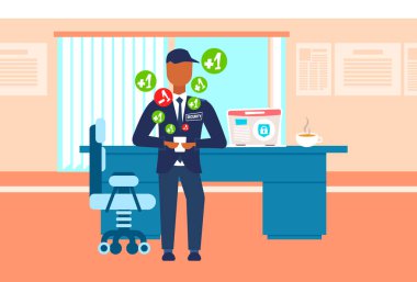 erkek güvenlik görevlisi çalışan mobil uygulama sosyal medya kavramı adam akıllı telefon modern ofis iç tam uzunlukta düz yatay Kopyala yer tutan üniformalı kullanarak