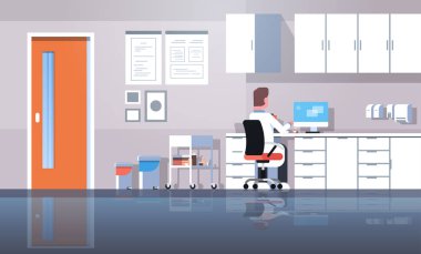 adam diş hekimi işyeri bilgisayar arka görüş doktor düzgün çalışma işlemi modern klinik ofis iç düz yatay kullanarak oturan