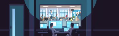 iki adam okul sınıf karanlık ofis iç gözetim güvenlik sistemi düz yatay afiş okuyan öğrenciler ile cam pencere öğretmen oturan monitör bakarak
