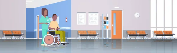 Інвалідний чоловік пацієнт у інвалідному кріслі з медсестрою, що йде в лікарняному коридорі сучасна клініка інтер'єру жіночих персонажів мультфільму повної довжини плоскі горизонтальні — стоковий вектор