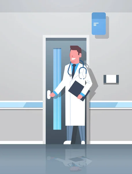 Mannelijke arts met Klembord en stethoscoop openen kantoor deur ziekenhuis corridor kliniek interieur gelukkig stripfiguur in uniforme volle lengte plat verticale — Stockvector