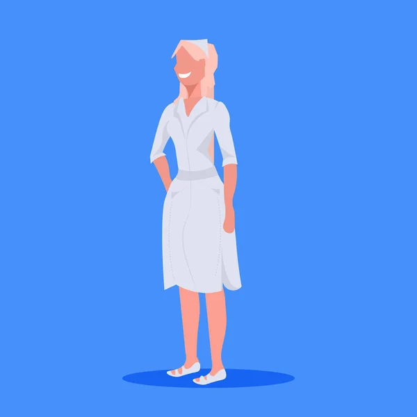 Vrouwelijke arts verpleegkundige blonde vrouw medische kliniek werknemer in witte uniform professionele bezetting concept cartoon karakter volle lengte plat blauwe achtergrond — Stockvector