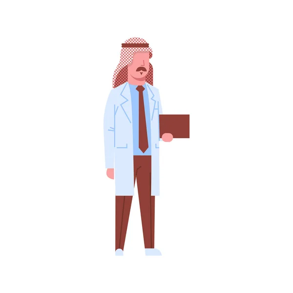 Árabe masculino doctor holding checklist árabe hombre en keffiyeh y uniforme hospital médico trabajador dibujos animados carácter longitud completa blanco fondo plano — Vector de stock