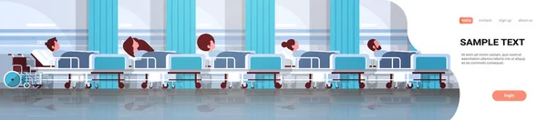 Пацієнти, які лежать в ліжку інтенсивної терапії, охорона здоров'я концепція лікарня клініка інтер'єр чоловічий мультиплікаційний персонаж плоский горизонтальний банер копіювання простору — стоковий вектор