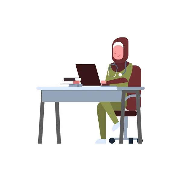 Mujer árabe médico usando laptop en lugar de trabajo escritorio árabe mujer en hijab y uniforme hospital médico trabajador dibujos animados carácter longitud completa blanco fondo plano — Vector de stock