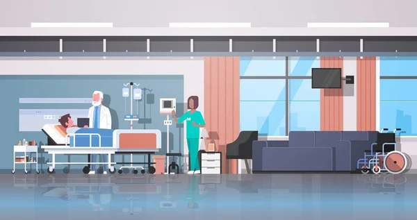 Doctor y enfermera visitando paciente hombre acostado cama con cuentagotas terapia intensiva sala de salud concepto de hospital habitación interior clínica médica moderna bandera horizontal longitud completa — Vector de stock