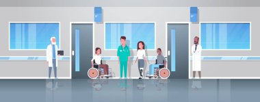 Engelli yaralı insanların bakımı doktorlar yarış hastaların protez bacak engeli kavramı hastane koridorunda klinik iç tam uzunlukta tekerlekli sandalye kadınla oturan mix