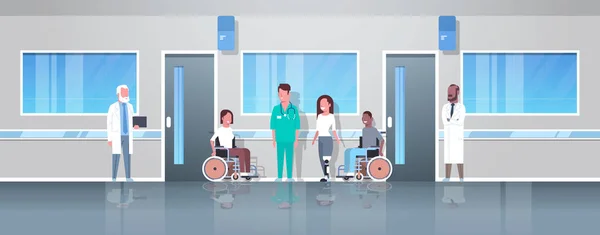 Lekarze, dbanie o rannych osób niepełnosprawnych wymieszać pacjentów rasy siedzi w wózku inwalidzkim kobieta z proteza nogi niepełnosprawności koncepcja Szpital korytarz kliniki wnętrza pełnej długości — Wektor stockowy