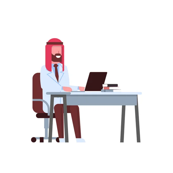 Árabe médico masculino usando laptop no local de trabalho mesa árabe homem em keffiyeh e uniforme hospital medicina trabalhador desenho animado personagem completo comprimento branco fundo plano — Vetor de Stock