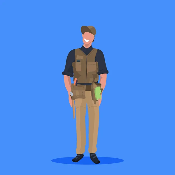 Homme maître ou réparateur mécanicien réparateur travailleur de service concept professionnel homme heureux en uniforme personnage de dessin animé pleine longueur fond bleu plat — Image vectorielle