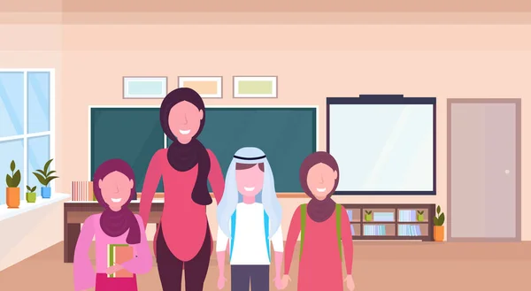 Profesora con alumnos árabes en hiyab de pie sobre pizarra escuela moderna aula interior musulmán personajes de dibujos animados árabes retrato horizontal plano — Vector de stock