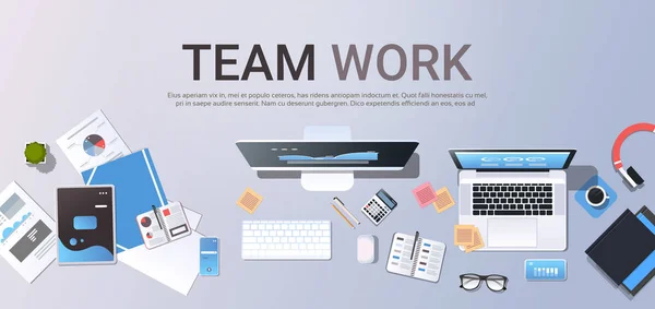 Estratégia de trabalho em equipe bem sucedida conceito ângulo superior vista desktop laptop smartphone tablet tela papel documentos análise infográfico material de escritório espaço de cópia horizontal —  Vetores de Stock