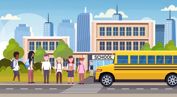 Группа учеников смешанной расы, идущих в желтом автобусе перед зданием школы экстерьер обратно в школу школьники транспортировать концепцию городской пейзаж фон плоский горизонтальный — стоковый вектор