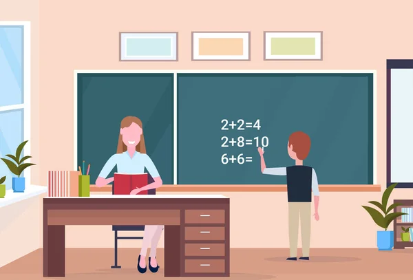 Женщина-преподаватель, сидящая за столом школьник, решает математическую задачу на доске во время урока концепции образования современный интерьер школьного класса полная горизонтальная квартира — стоковый вектор