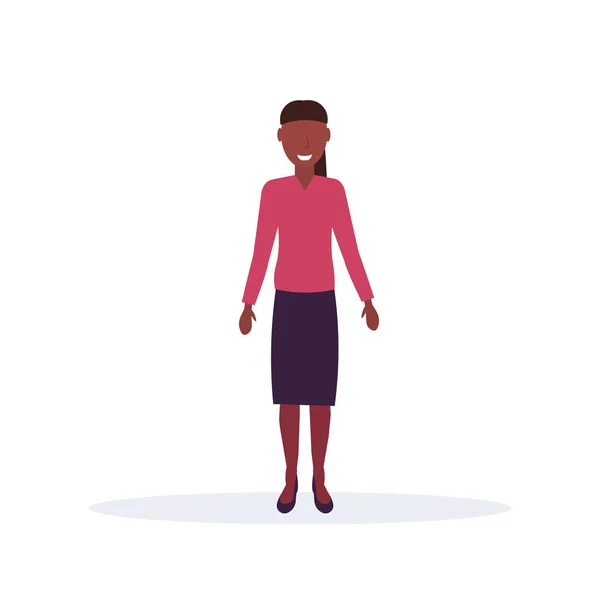 Iş kadını ayakta poz mutlu Afrikalı-Amerikalı kadın office çalışan kadın karikatür karakter tam uzunlukta düz izole — Stok Vektör