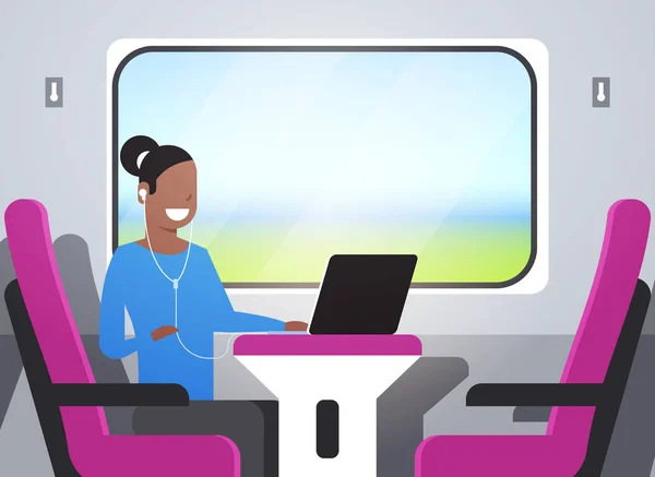 Mujer tren pasajero escuchar audio libro con auriculares afroamericano chica sentado rosa sillón ferrocarril viajar concepto carácter femenino retrato horizontal — Archivo Imágenes Vectoriales