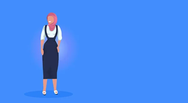 Arabische vrouw staande pose gelukkig Arabisch meisje dragen hijab mode kleding moslim vrouwelijke cartoon karakter volle lengte plat blauwe achtergrond horizontale — Stockvector